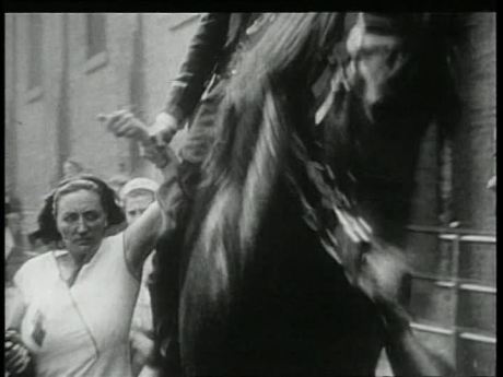 549854943-grande-depression-crise-economique-mondiale-police-montee-combat-de-rue